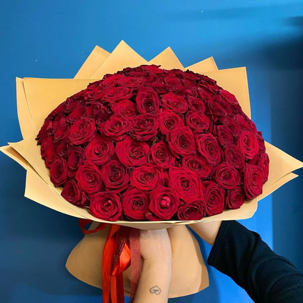 Букет цветов «101 красная роза в крафте» - фото 3