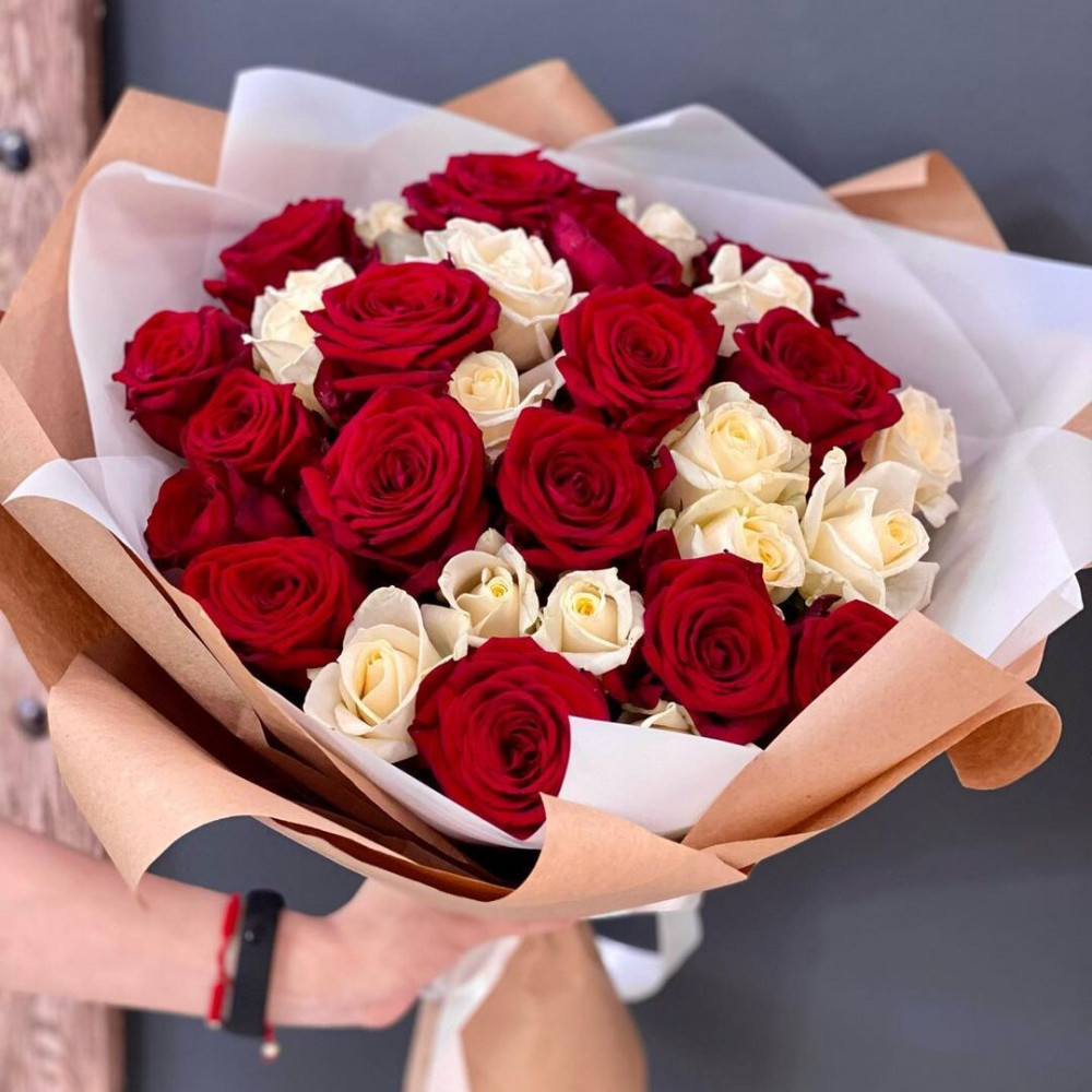 Букет цветов «Букет из 33 белых и красных роз»