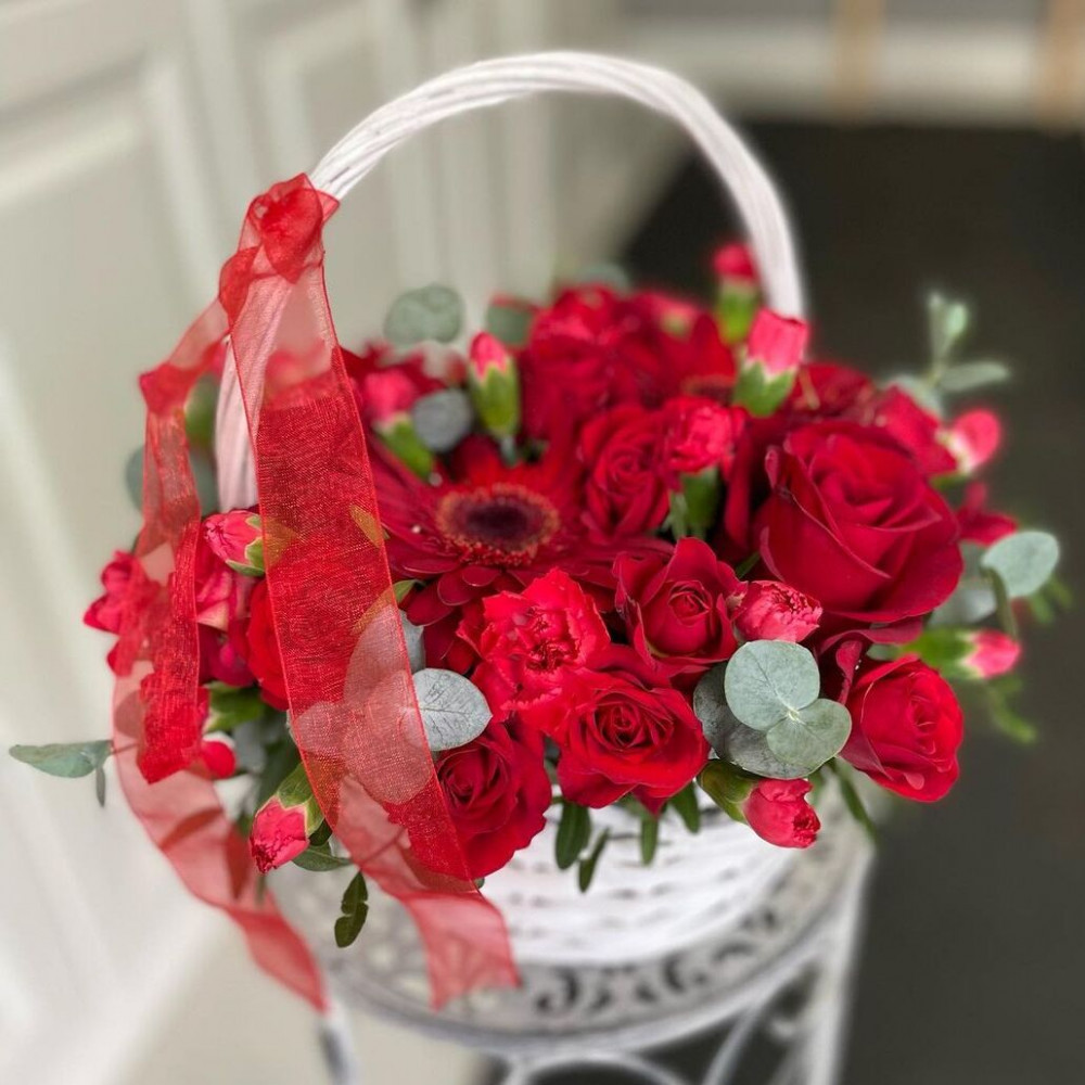 Букет цветов «Корзина из роз и гербер»