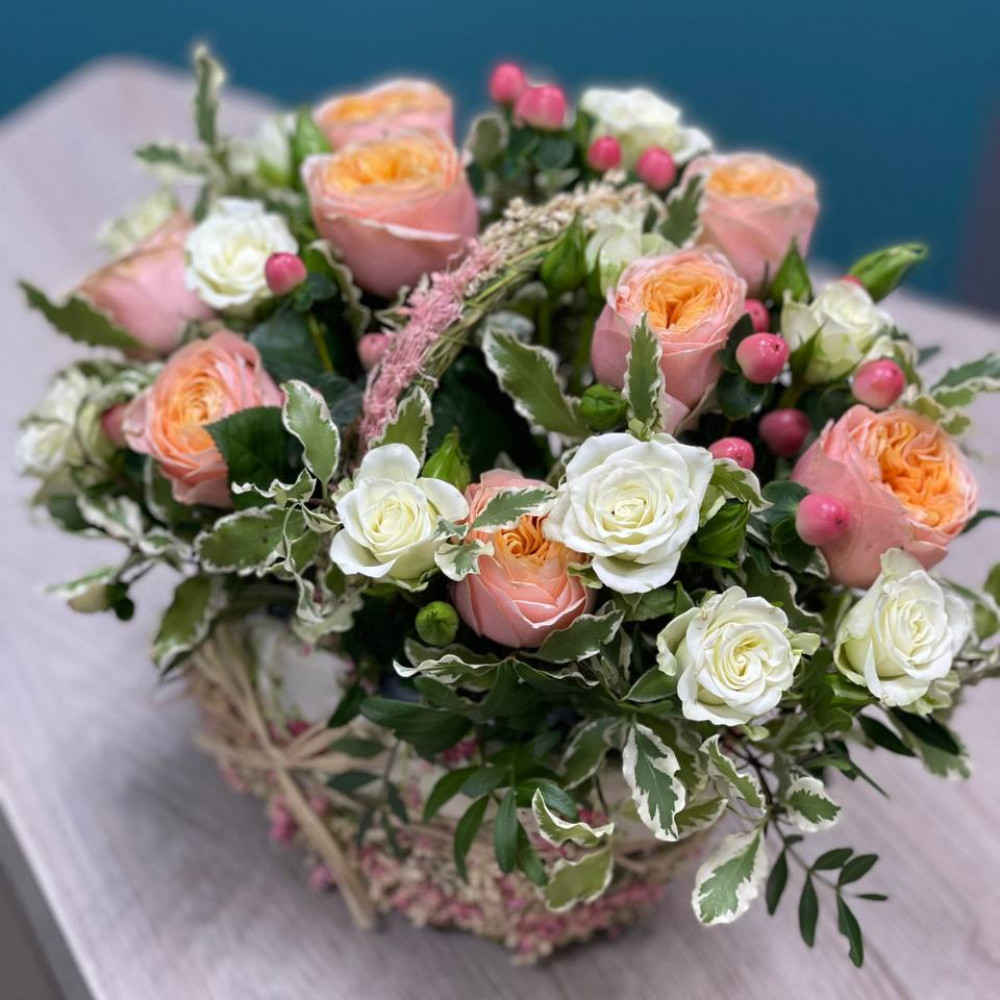 Букет цветов «Корзина с кустовыми розами» - фото 2