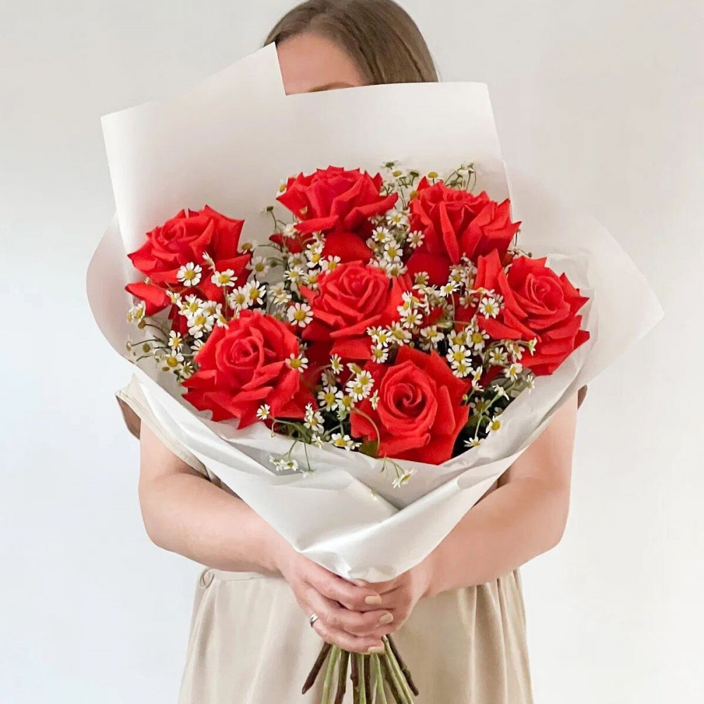 Букет цветов «Букет из ромашек и красных роз»