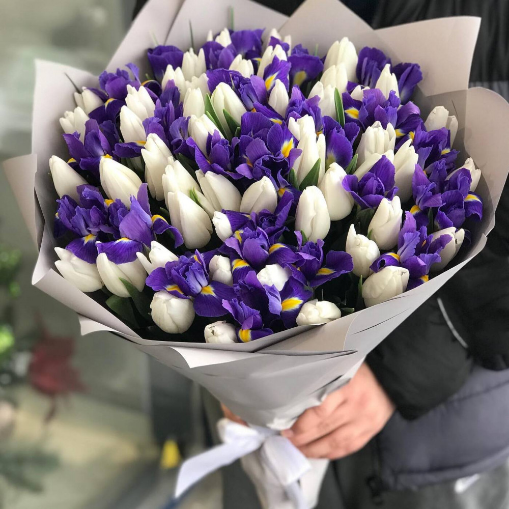 Букет цветов «Букет из ирисов и белых тюльпанов»