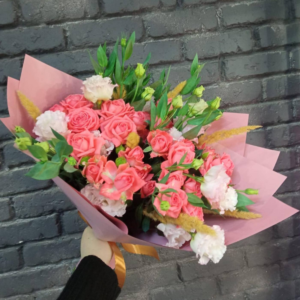 Букет цветов «Букет из розовых роз и белой эустомы»