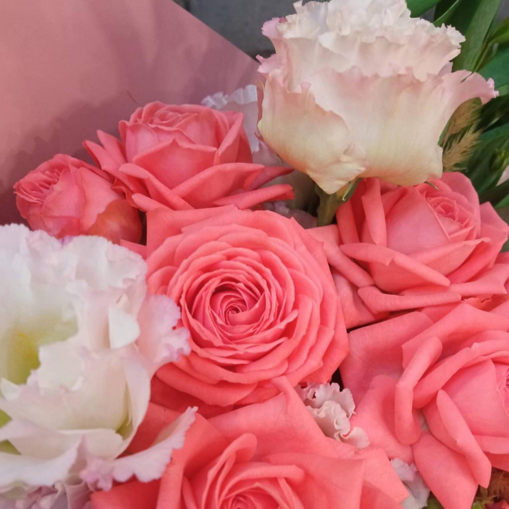 Букет цветов «Букет из розовых роз и белой эустомы» - фото 2