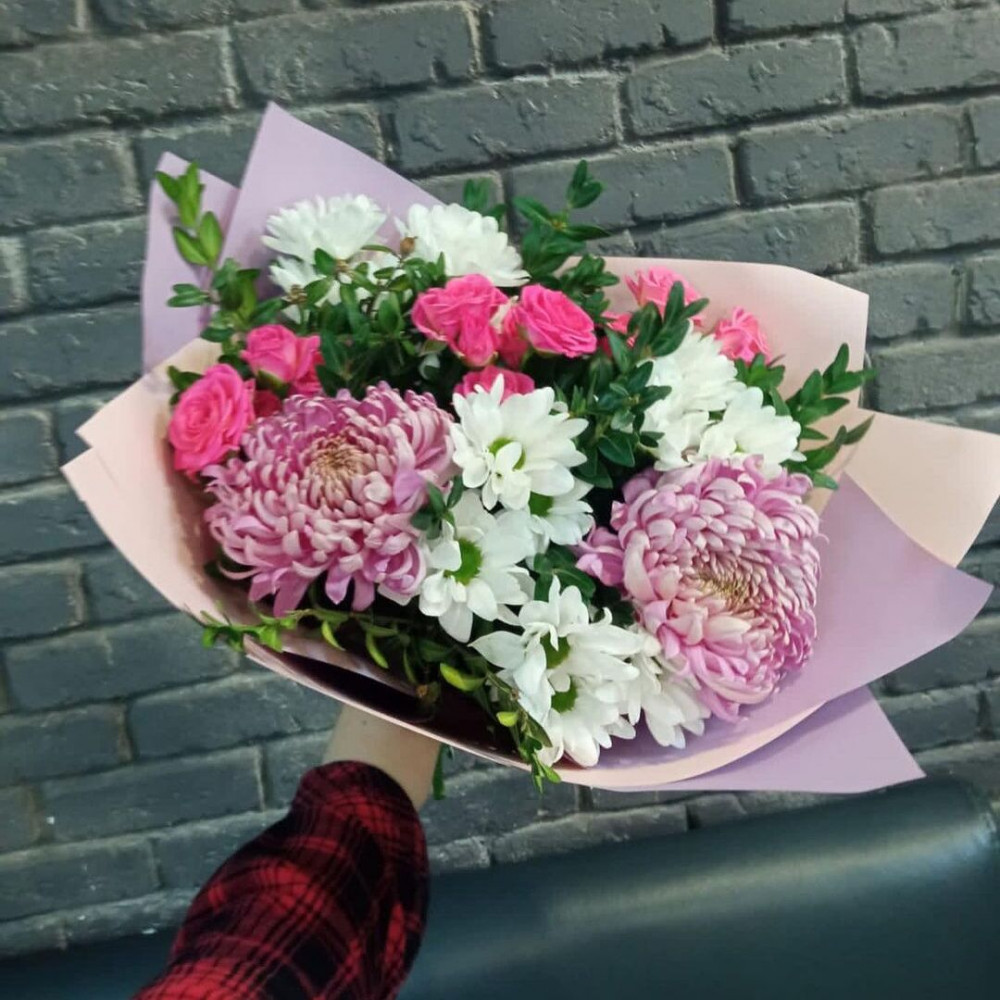 Букет цветов «Букет из кустовых роз и розовых хризантем»