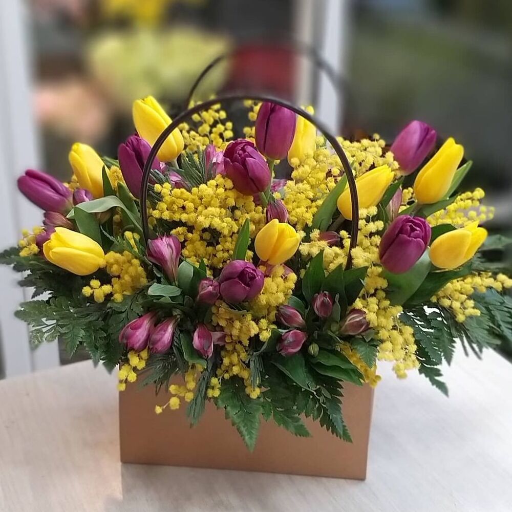 Букет цветов «Композиция из тюльпанов и мимозы»