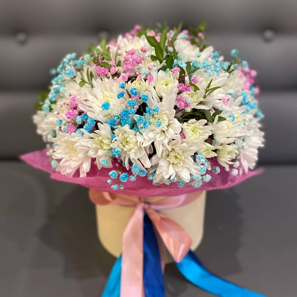 Букет цветов «Коробка с хризантемами и гипсофилой»