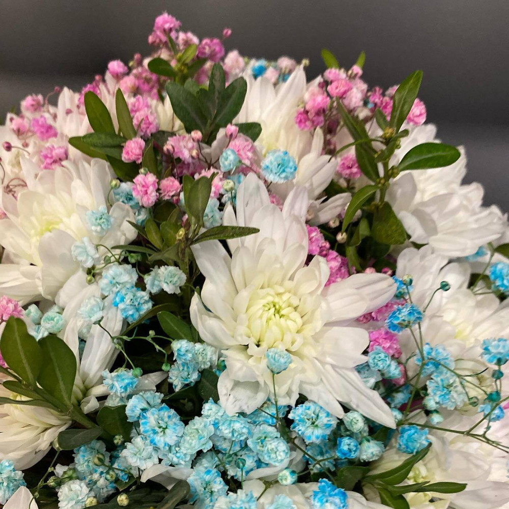 Букет цветов «Коробка с хризантемами и гипсофилой» - фото 2