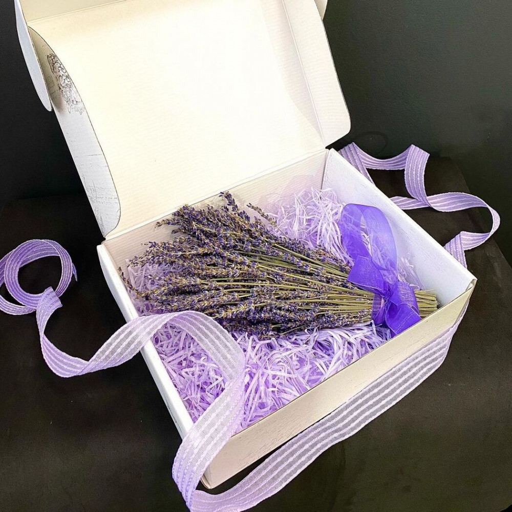 Букет цветов «Коробка лаванды»