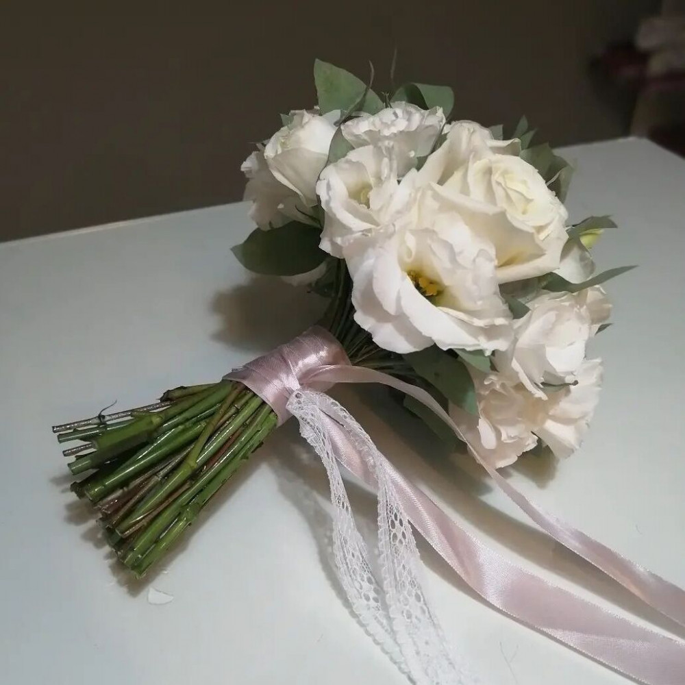 Букет цветов «Букет невесты из белых роз и эустома»