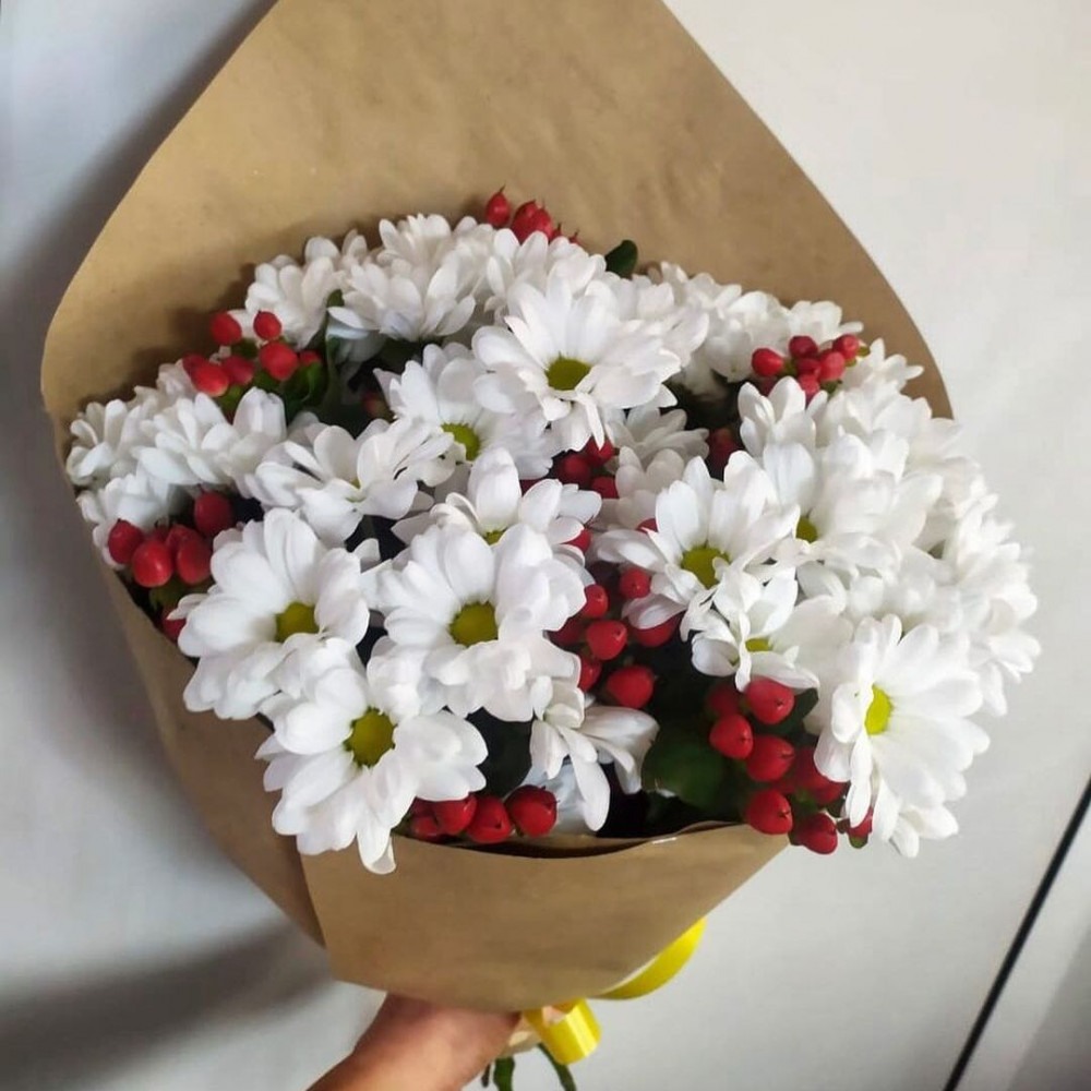 Букет цветов «Букет из хризантем и гиперикума»