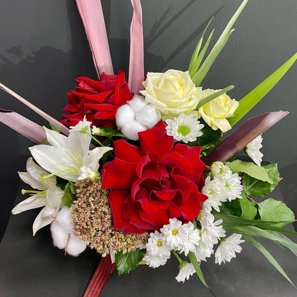 Букет цветов «Композиция из лилий и красных роз» - фото 2