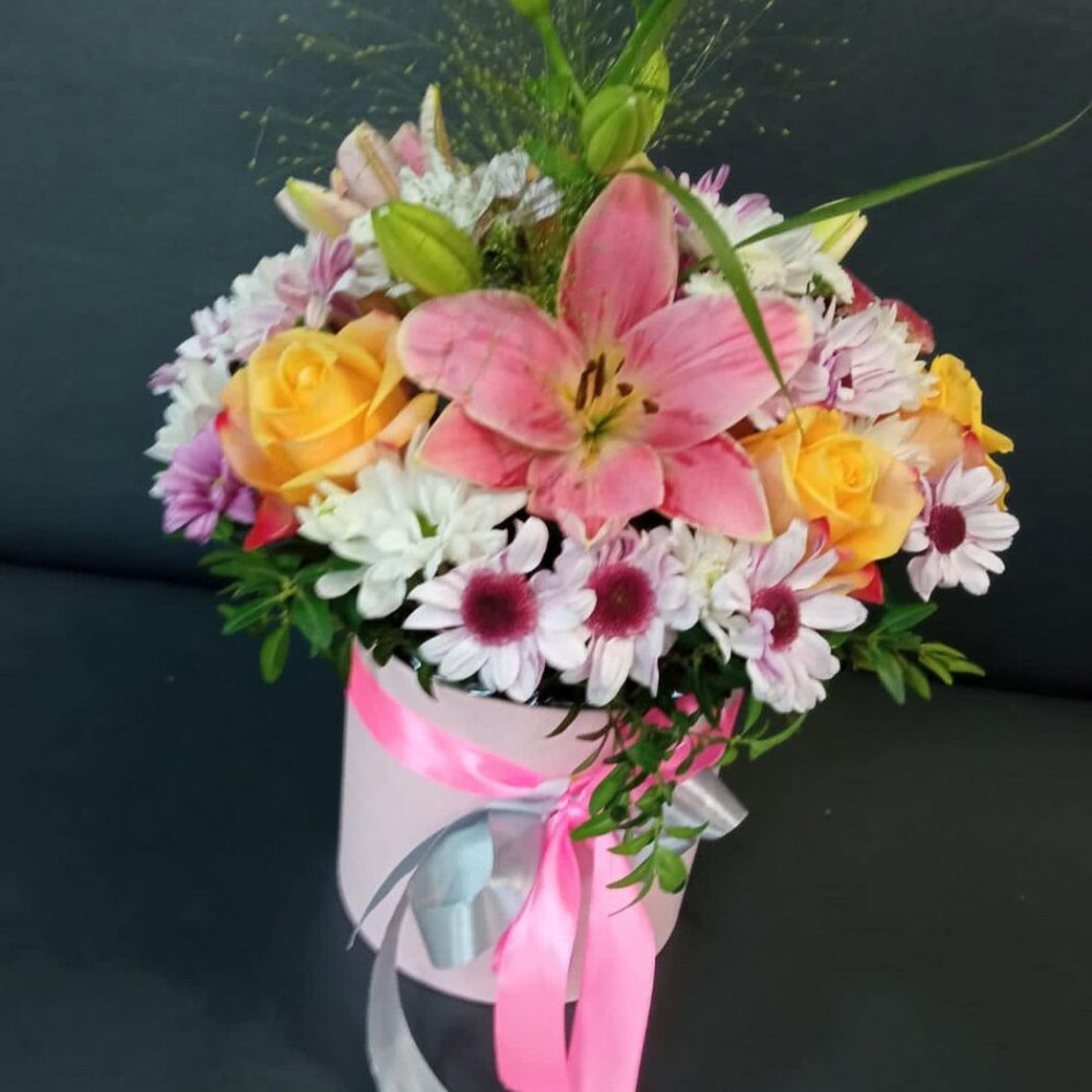 Букет цветов «Лилии и хризантемы в шляпной коробке»