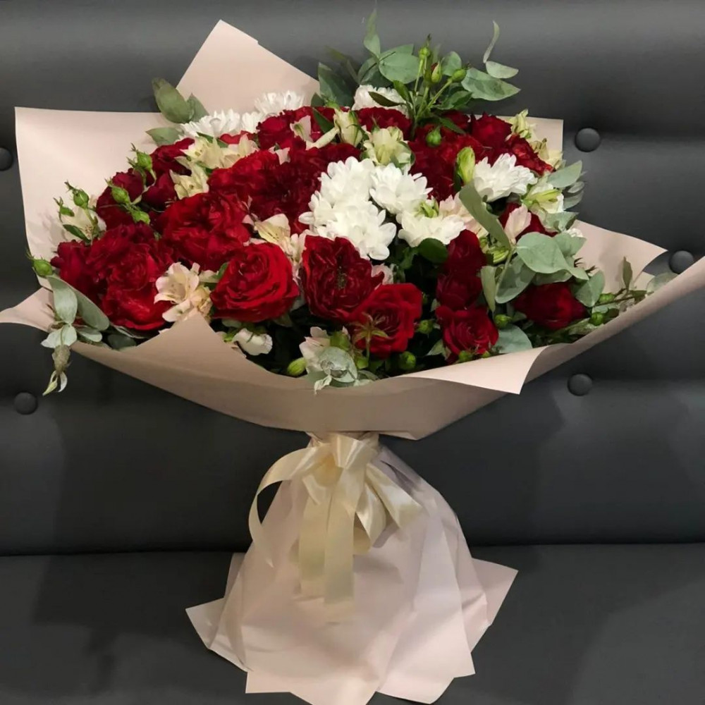 Букет цветов «Букет из пионовидных роз, альстромерии и хризантем»