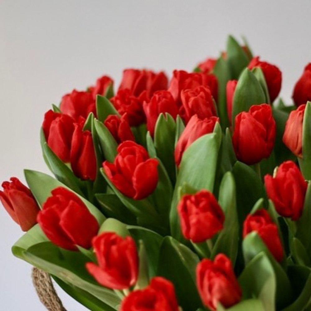 Букет цветов «Красные тюльпаны в корзине» - фото 4
