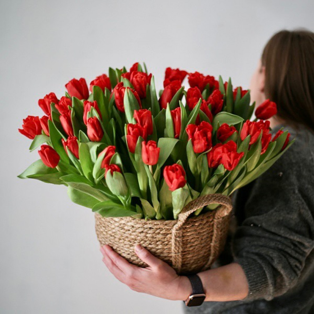 Букет цветов «Красные тюльпаны в корзине» - фото 3