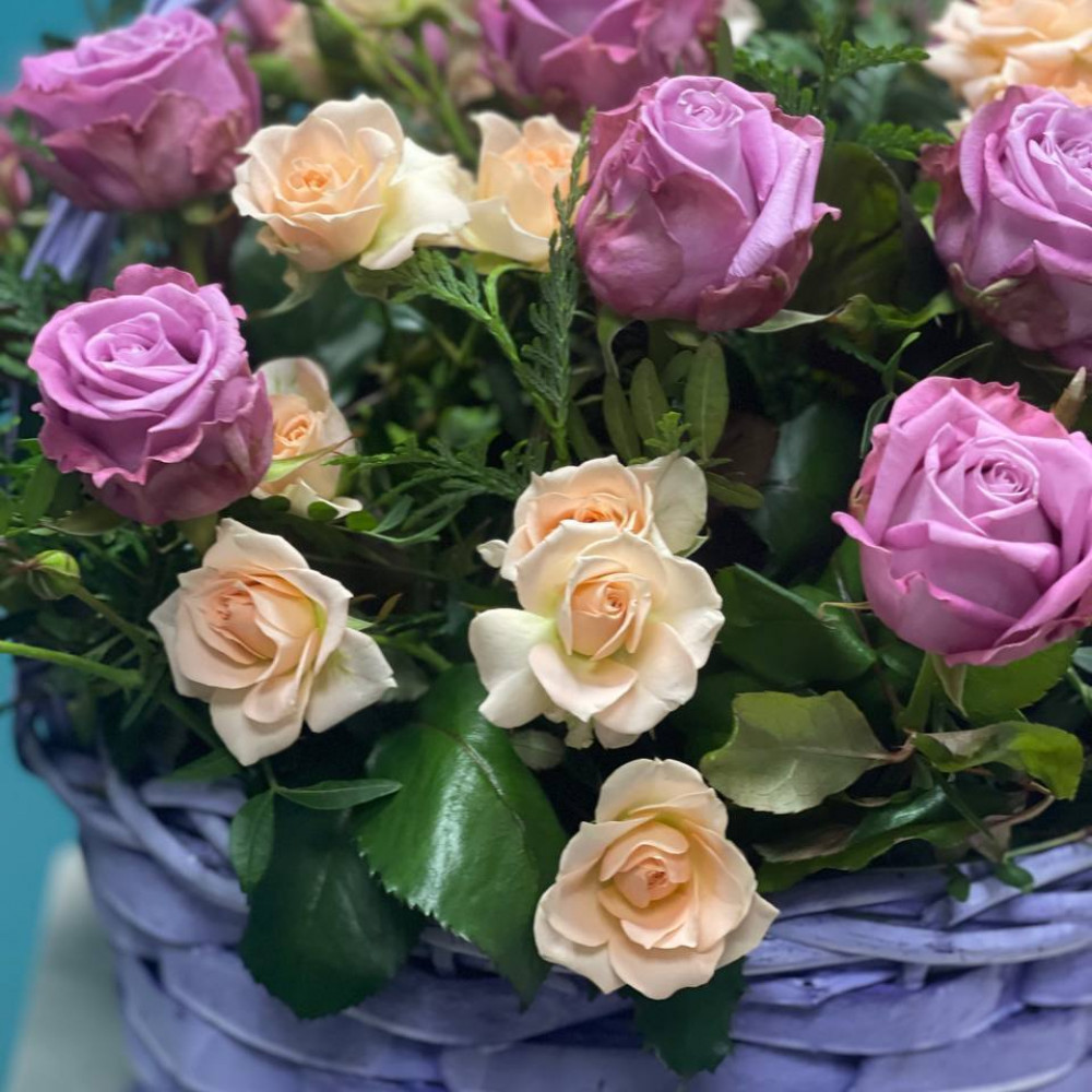 Букет цветов «Кустовые розы в корзине» - фото 2
