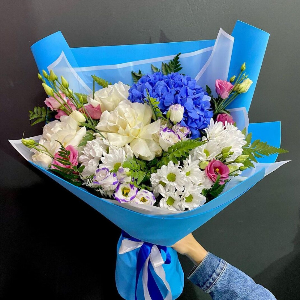 Букет цветов «Бело-голубой букет с гортензией»