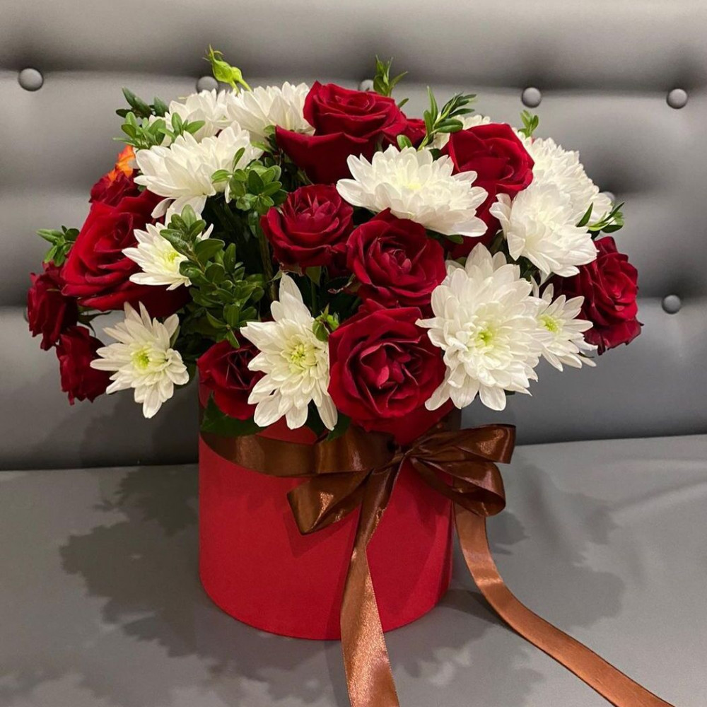 Букет цветов «Белые хризантемы и красные розы в коробке»