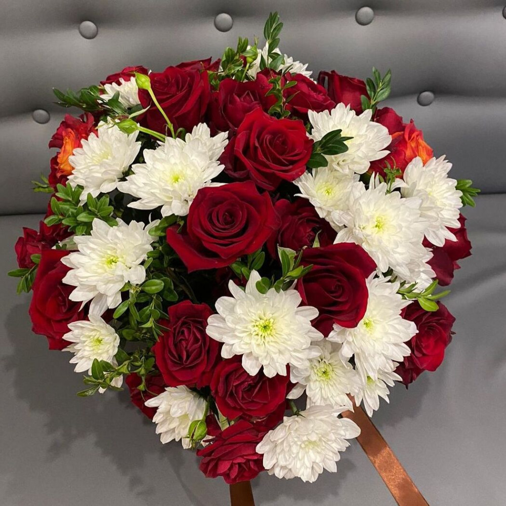 Букет цветов «Белые хризантемы и красные розы в коробке» - фото 2