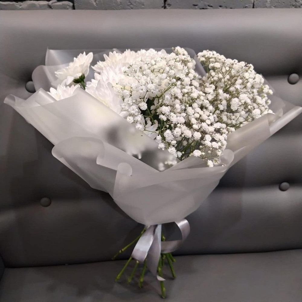 Букет цветов «Букет из белой хризантемы и белой гипсофилы»