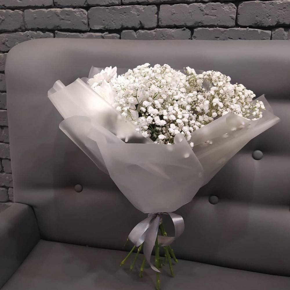 Букет цветов «Букет из белой хризантемы и белой гипсофилы» - фото 3