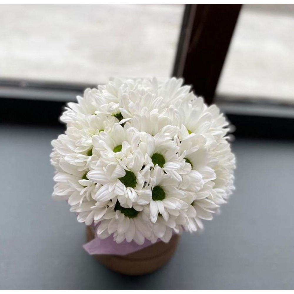 Букет цветов «Белые хризантемы в шляпной коробке» - фото 2