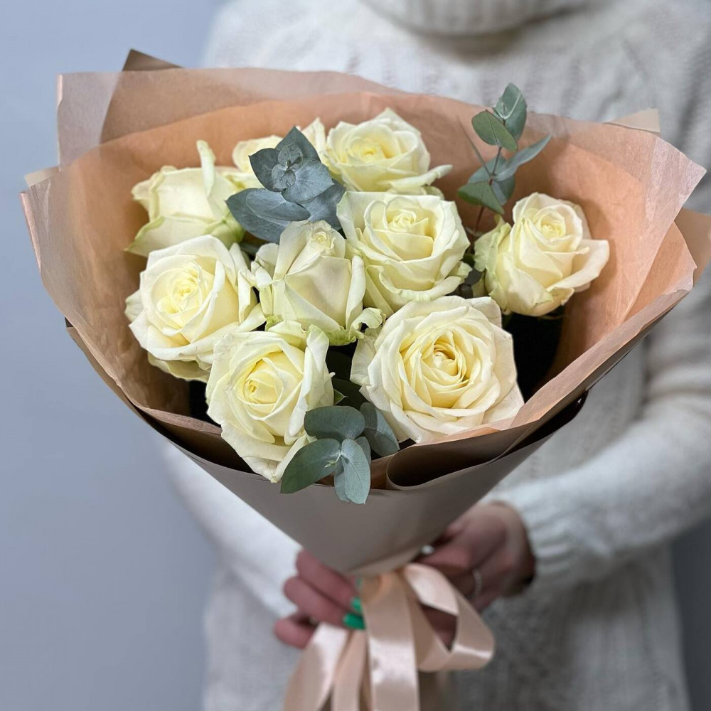 Букет цветов «Белые розы с эвкалиптом»