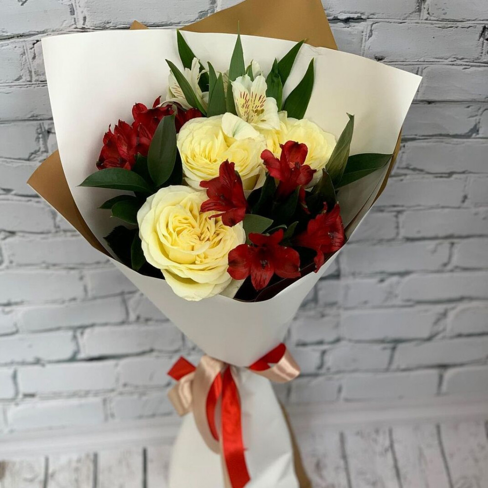 Букет цветов «Белые розы и красные альстромерии»