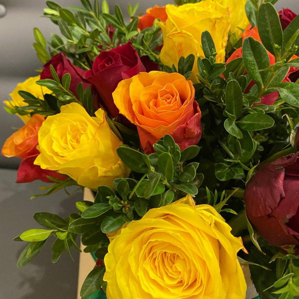 Букет цветов «Желтые и красные розы в шляпной коробке» - фото 2